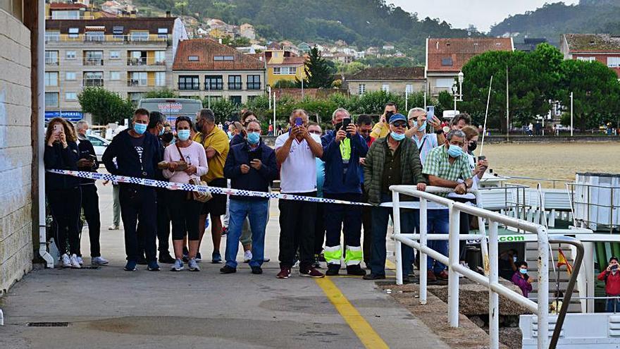 La maniobra para izar el coche fue seguida por muchos vecinos. |  // G.N.