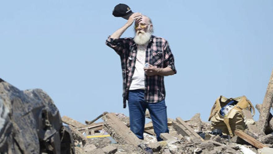 Un hombre observa los destrozos causados por el tornado.