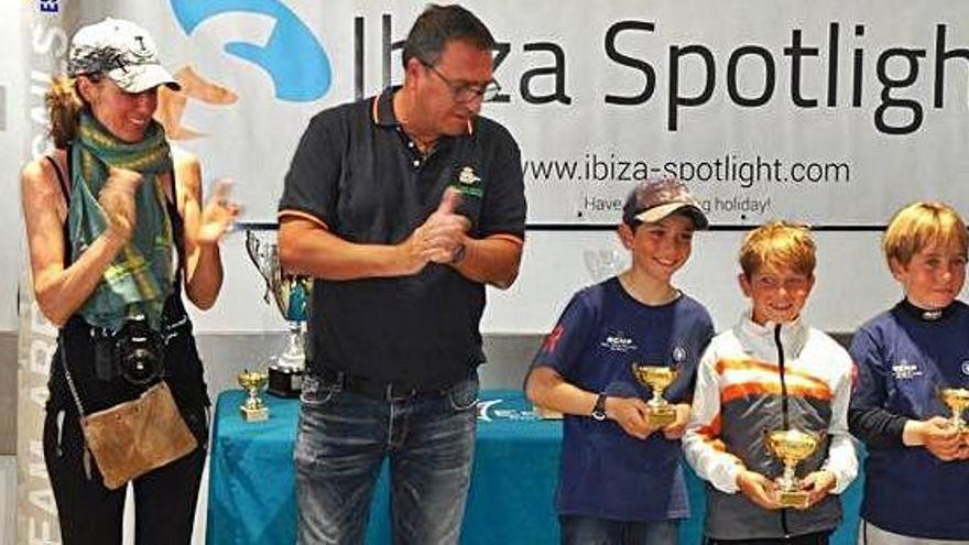 Un momento del clínic y de la entrega de trofeos a los mejores.