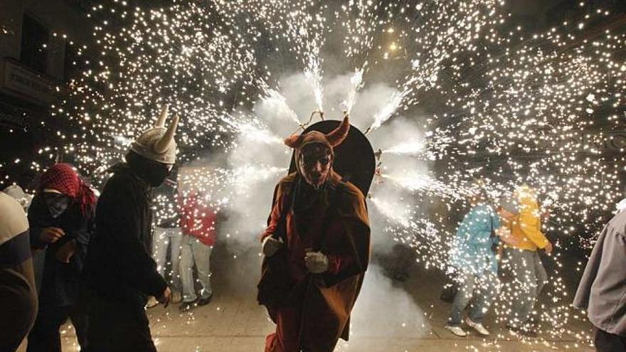 El correfoc se apodera de las calles del centro