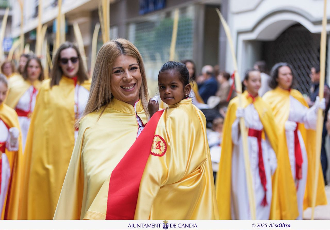 Espectacular y multitudinaria procesión del Domingo de Ramos en Gandia
