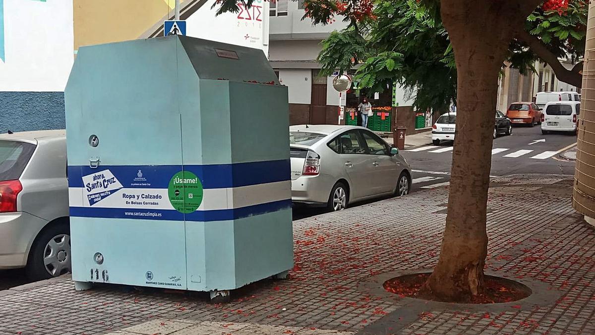 Uno de los contenedores de ropa y calzado instalados en Santa Cruz de Tenerife.