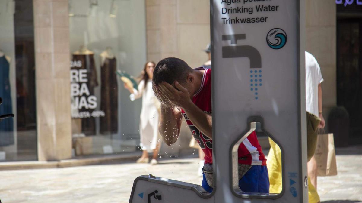Una de las 33 fuentes de agua filtrada instaladas en distintas calles y plazas de la ciudad. | GUILLEM BOSCH