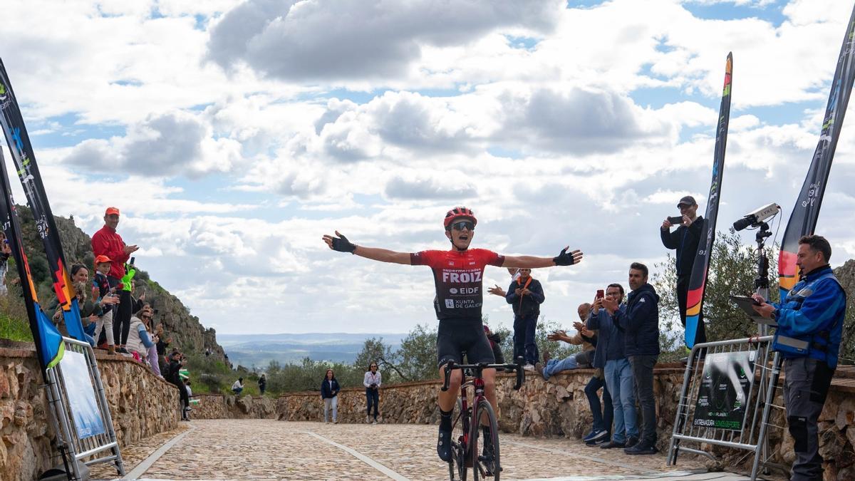 Alejandro Luna cruza la meta en primer lugar en el alto de la Fuente de los Moros, en la localidad de Hornachos.