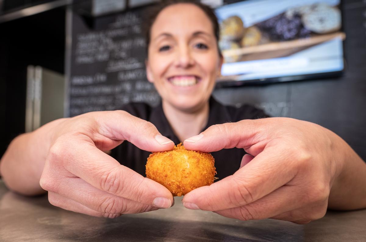 Isabella Loro, de Divina Croqueta (Logroño), muestra la croqueta japonesa de Isabel Coixet, inspirada en la receta que ha dejado la cineasta tras el rodaje de la película 'Amor'.