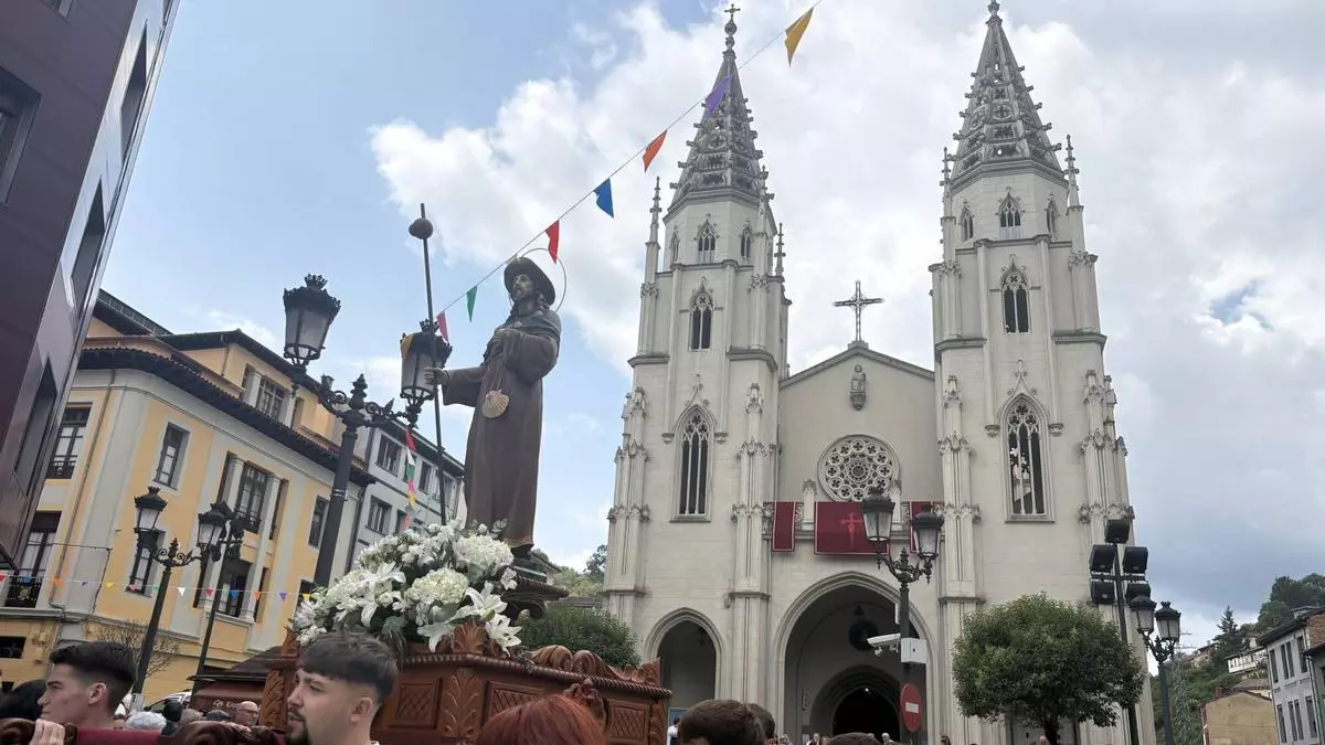 Sama honra a Santiago desde la fe, la fiesta y el deporte: así es el día grande de la "folixa" langreana