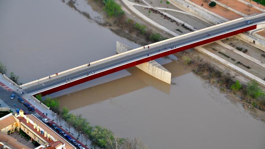 Una joven cae por el Puente de Miraflores de Córdoba