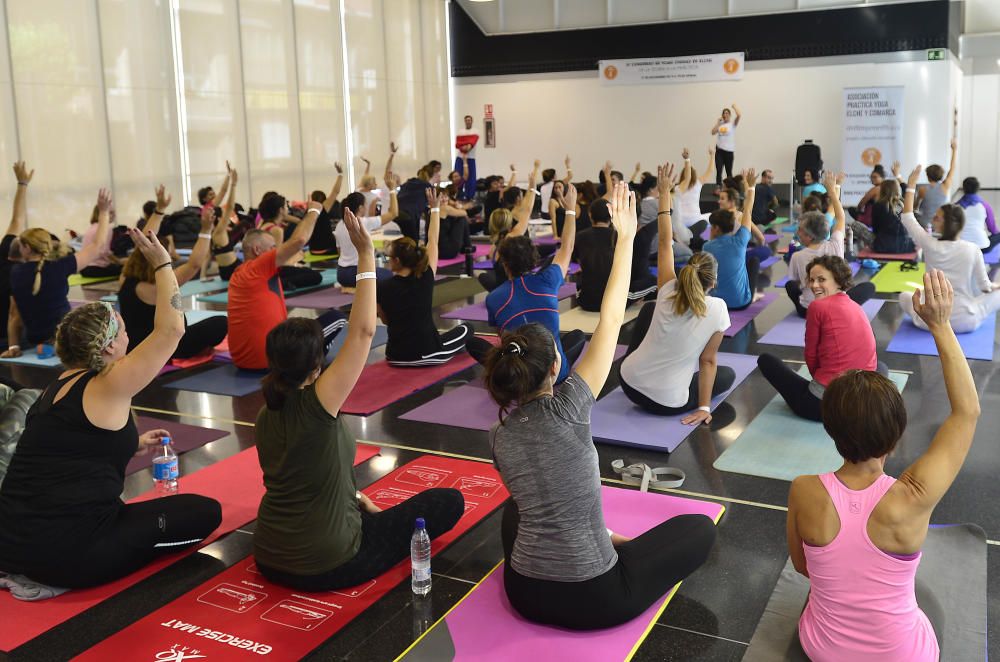 El yoga toma el Centro de Congresos de Elche