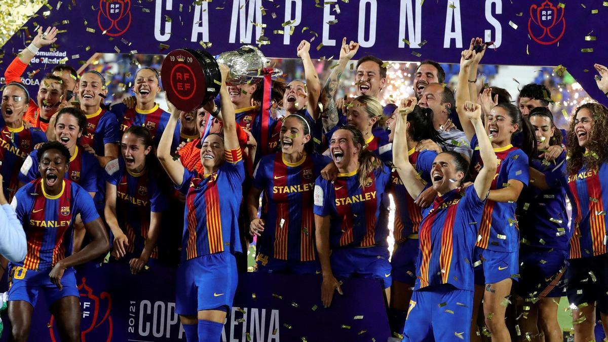 Las futbolistas del Baça levantando la Copa de la Reina.