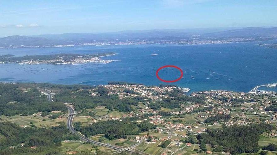 La ría de Arousa vista desde A Curota, con O Salnés al fondo. En el círculo, la zona del polígonos Pobra B en la que se quiere fondear las dos bateas. // FdV