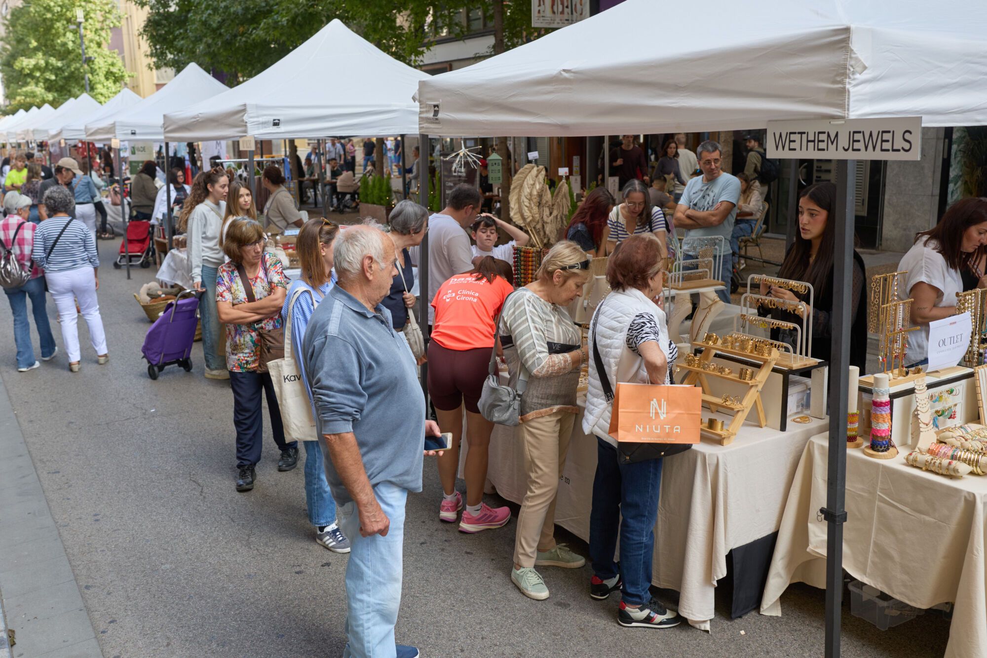 Botiga al carrer al c/ Migdia