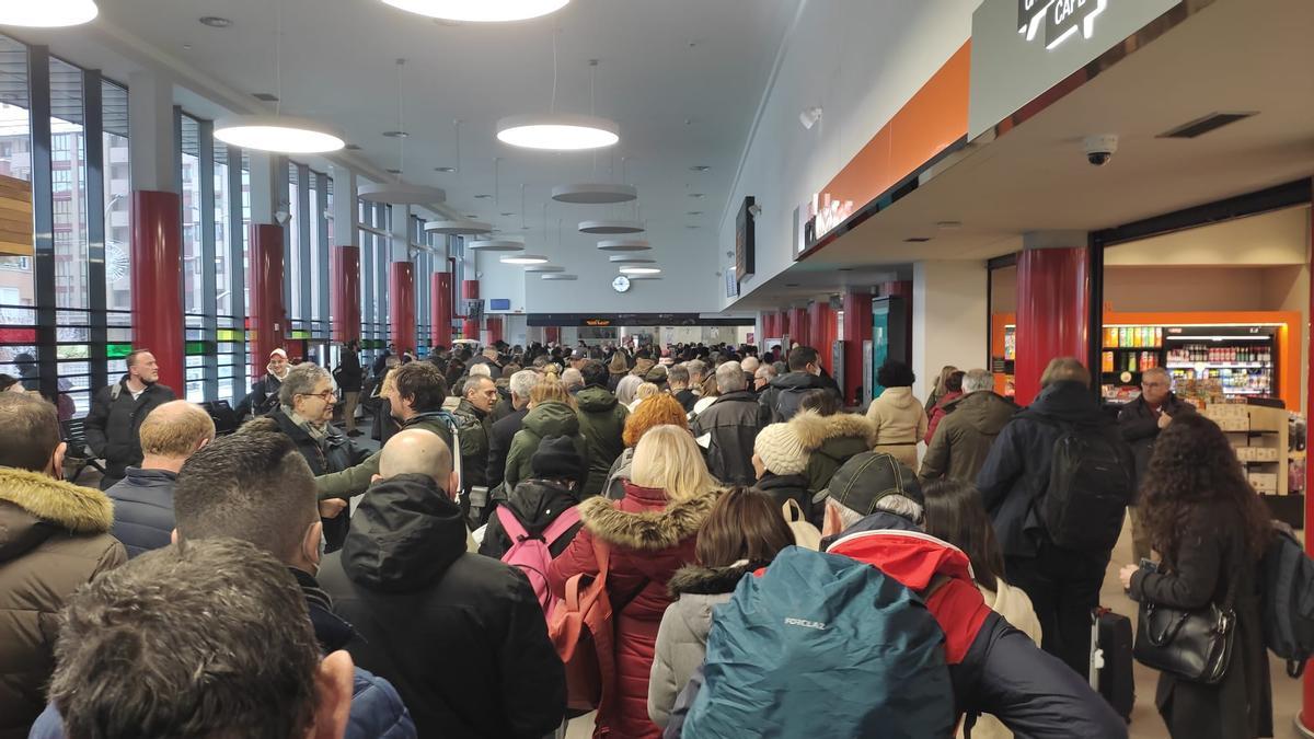 Espera de los viajeros en la estación de León.