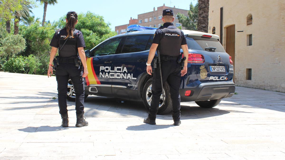 Dos agentes de la Policía Nacional.