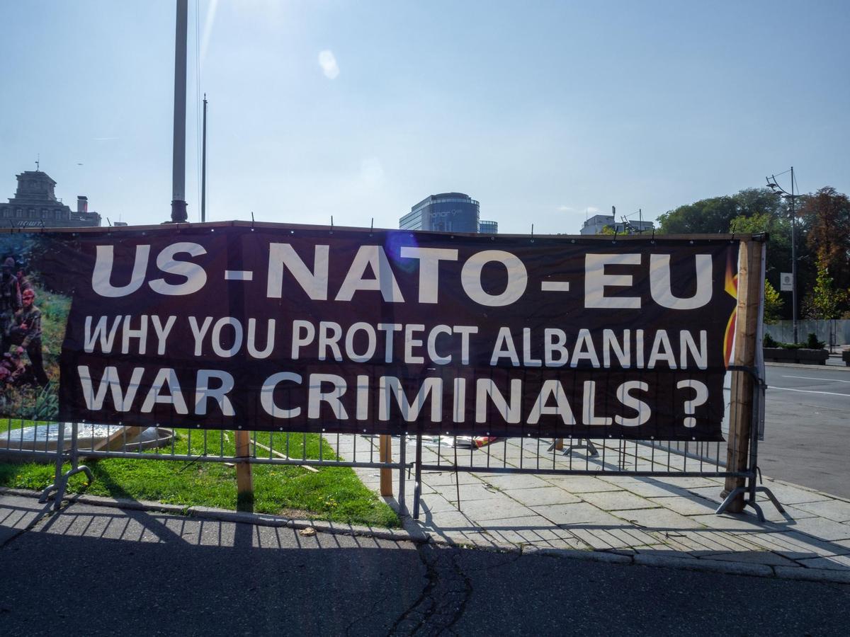 Pancarta de protesta contra la intervención internacional en Albania.