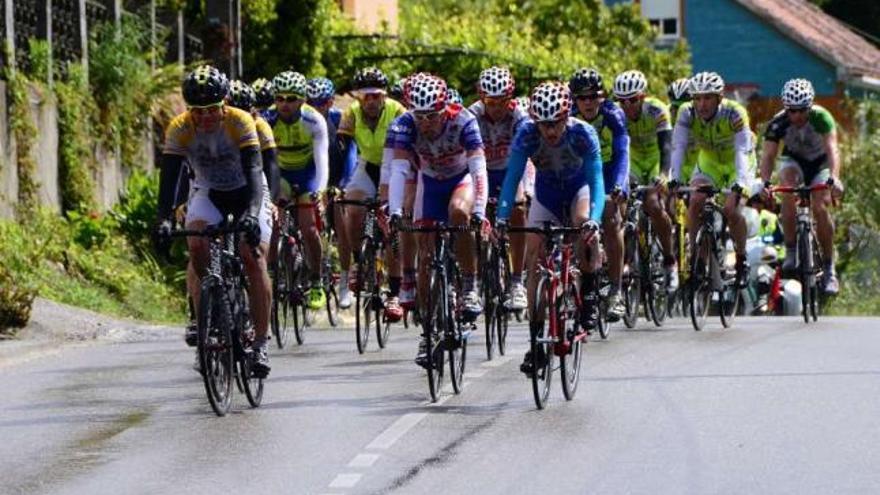 El gran pelotón, durante su paso por uno de los puntos del recorrido. // Gonzalo Núñez