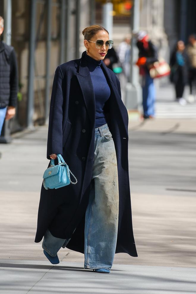 Jennifer López con 'total look' azul.
