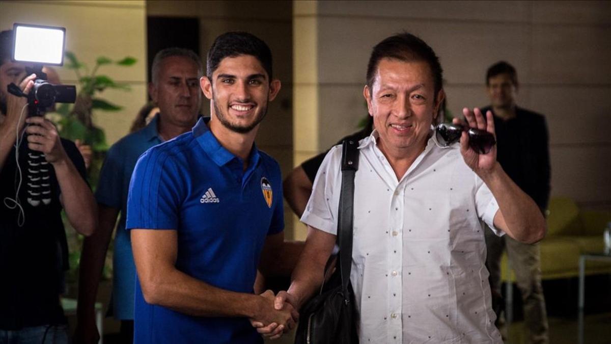 Gonçalo Guedes, a su llegada al Aeropuerto de Manises junto al presidente del Valencia, Peter Lim