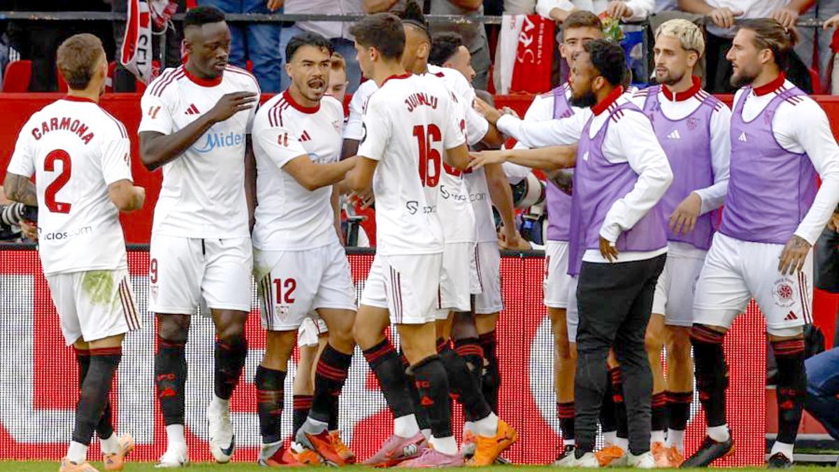 Los jugadores del Sevilla celebran el 1-0 durante el encuentro correspondiente a la jornada 12 de LaLiga entre Sevilla FC y CA Osasuna celebrado este sábado en el estadio Ramón Sánchez-Pizjuán.