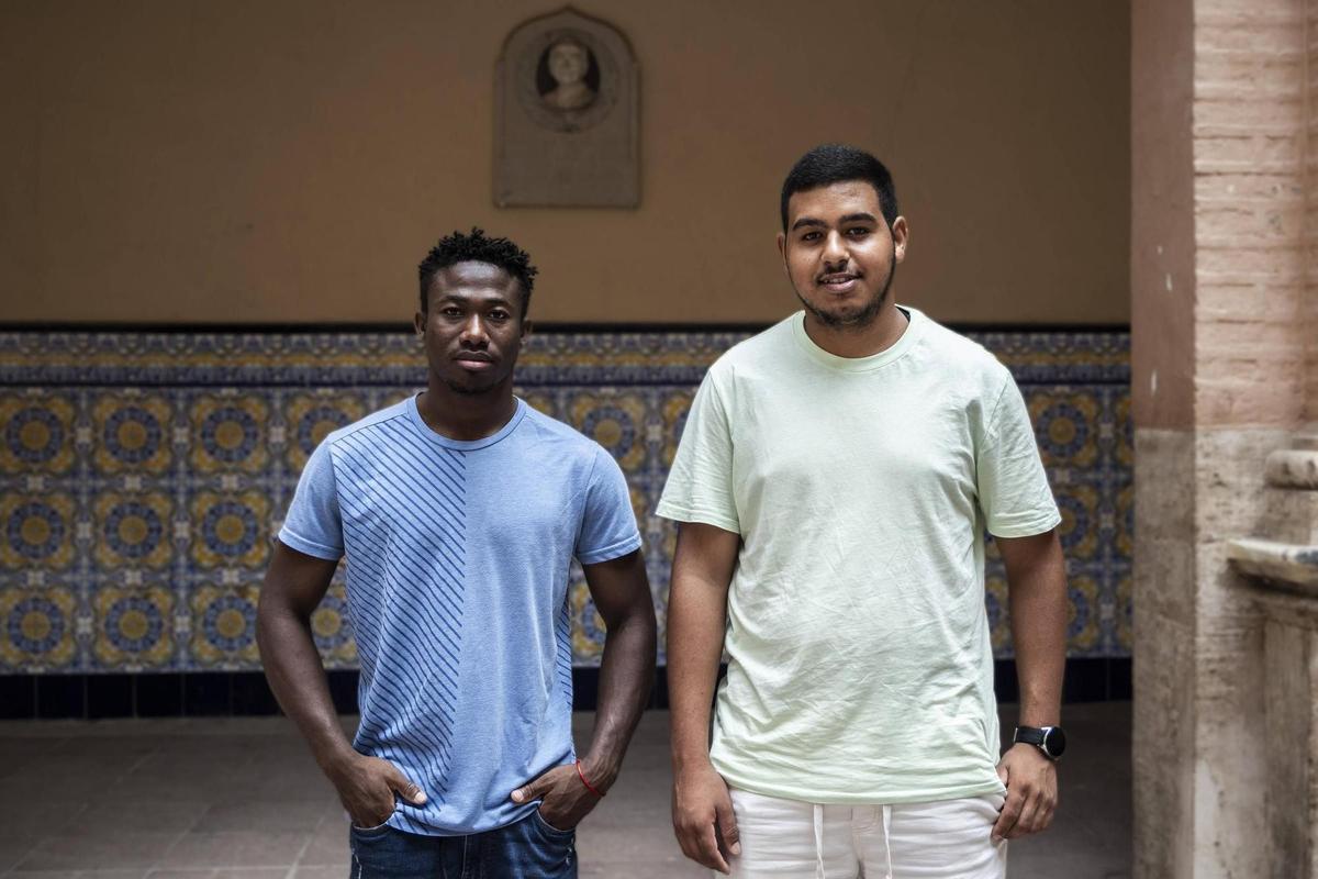 Usman y Mohamed, durante la entrevista en el colegio Salesianos San Juan Bosco de València.