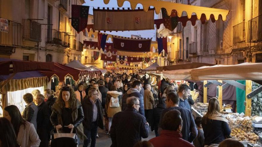 Puestos y visitantes en el Mercat Medieval de 2020. | PERALES IBORRA