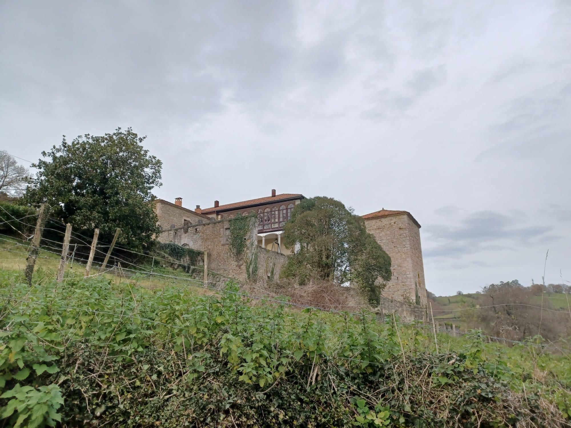 La Torre de Báscones está a la venta: así es el espectacular conjunto palaciego de Grado