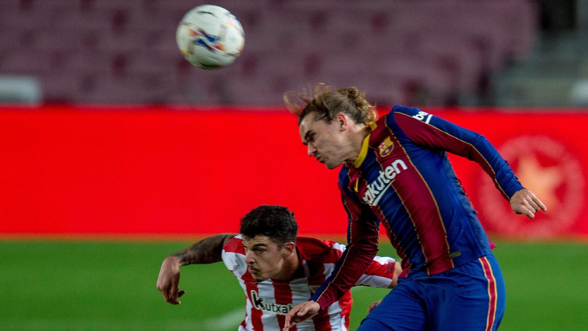 Griezmann, autor del gol del triunfo, pelea por un balón con Capa.