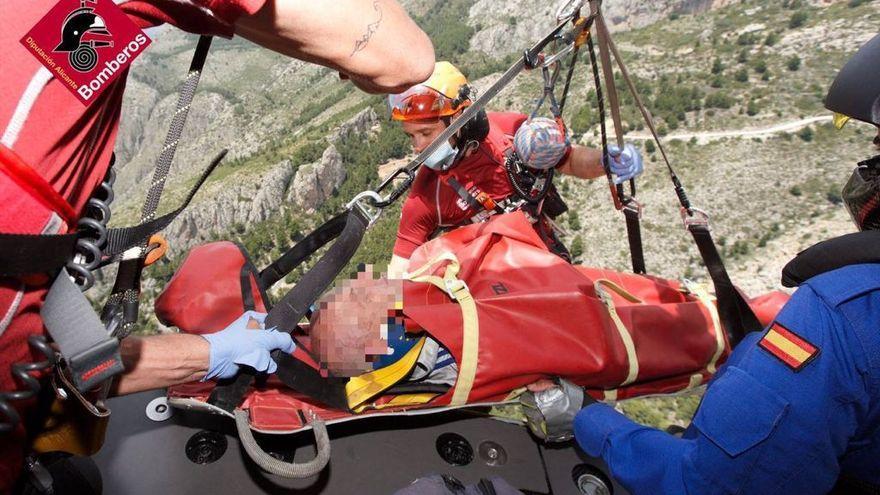 Un senderista de 75 años cae por una ladera de diez metros en la Serra de Bèrnia