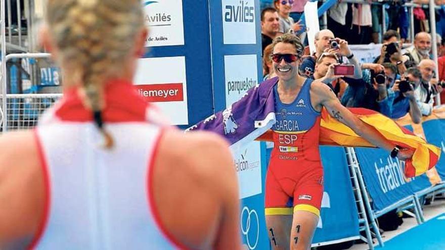 Mavi García entra en la meta con la bandera de Balears.