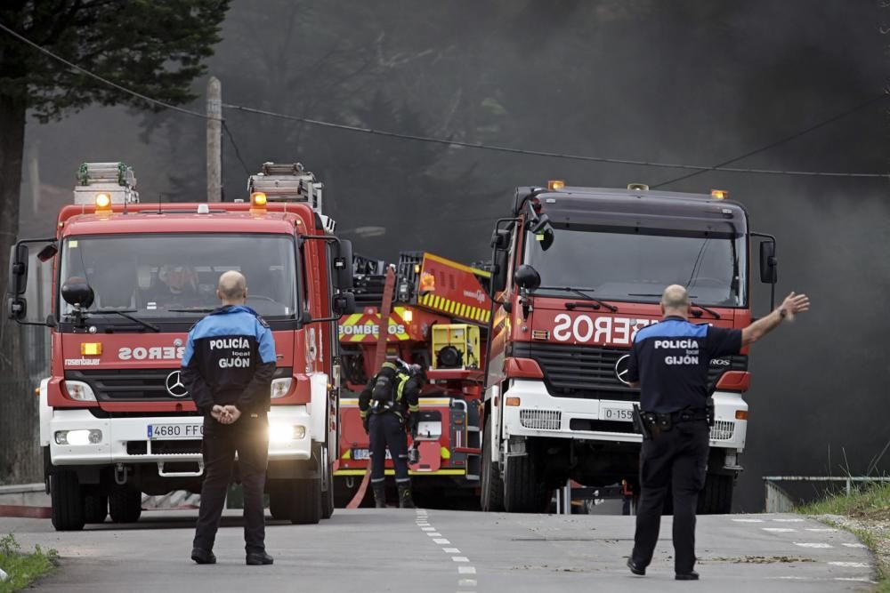 Arde una nave industrial abandonada en un polígono de Gijón