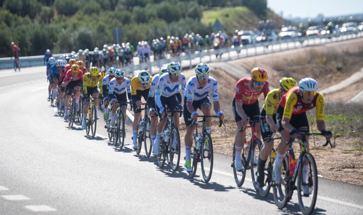 El pelotón, durante la tercera etapa de la Vuelta a Andalucía.