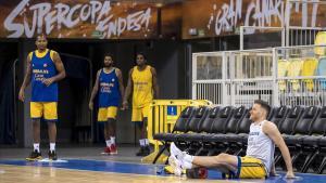 El base del Gran Canaria, Gal Mekel, una de las novedades de la temporada, estira en el entrenamiento