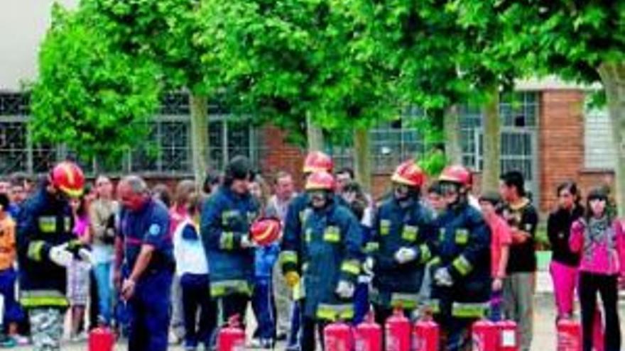 Exhibición y buenos consejos de los bomberos