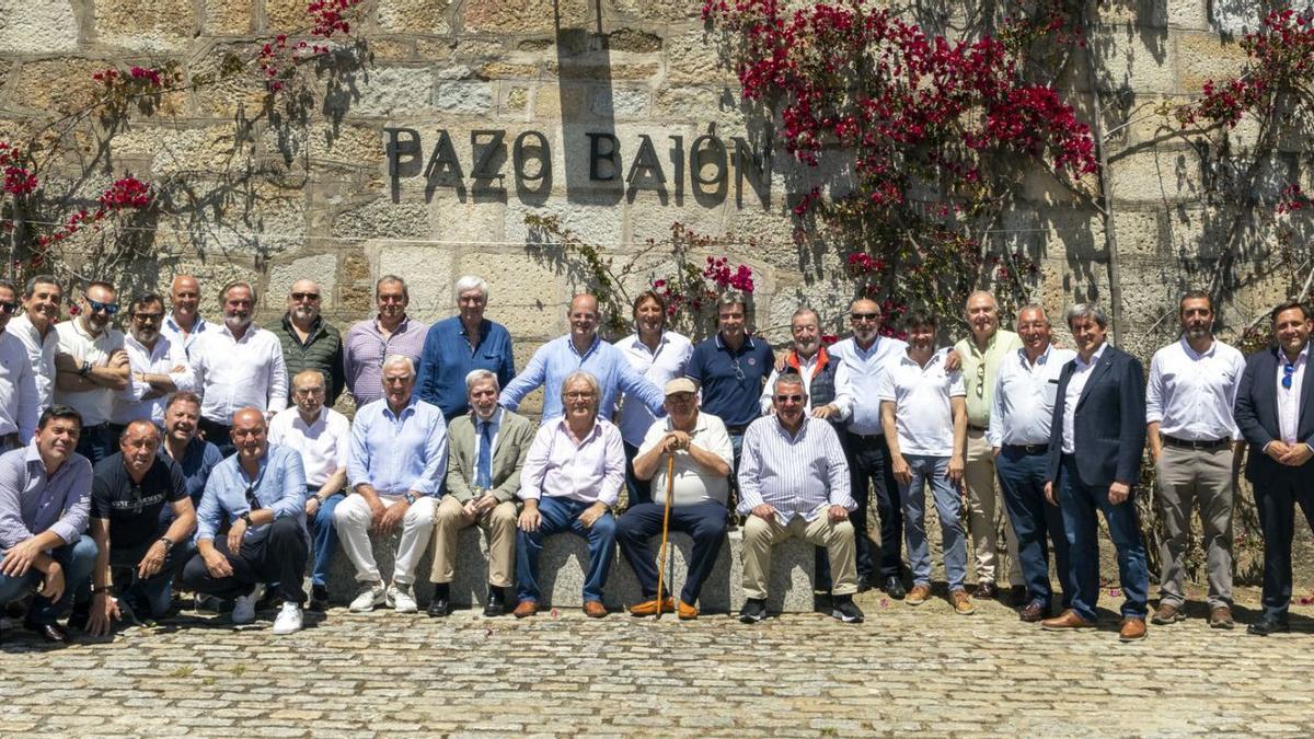 ¡Qué fabada cadavediana! Deben ser, calculado a bote pronto, más de 40 fabadas las que Pepe Cadavedo lleva organizado una vez por año, y hasta se dice que Feijóo llegó a donde llegó por haber participado en alguna de ellas. En días pasados la celebró en el Pazo Baión de Vilanova de Arousa, la ex propiedad de Laureano Oubiña, rehabilitado (el pazo) por César Portela, y hoy bodegas de espléndida alcurnia vinatera. Casi 40 invitados en esta edición, con entrantes servidos por Ruta Xacobea, arroz con leche traído del restaurante Teatinos de Oviedo y Condes de Albarei como anfitrión. No digo más, mirad qué felices.