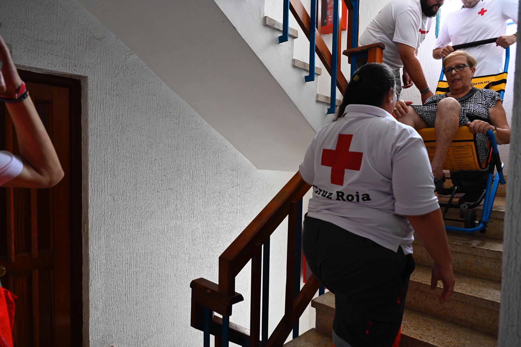 Cruz Roja baja a Rosa, de 82 años, por las escaleras