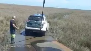 Un coche de la Guardia Civil pasa varias horas atrapado en el Parque Natural del Prat de Cabanes-Torreblanca