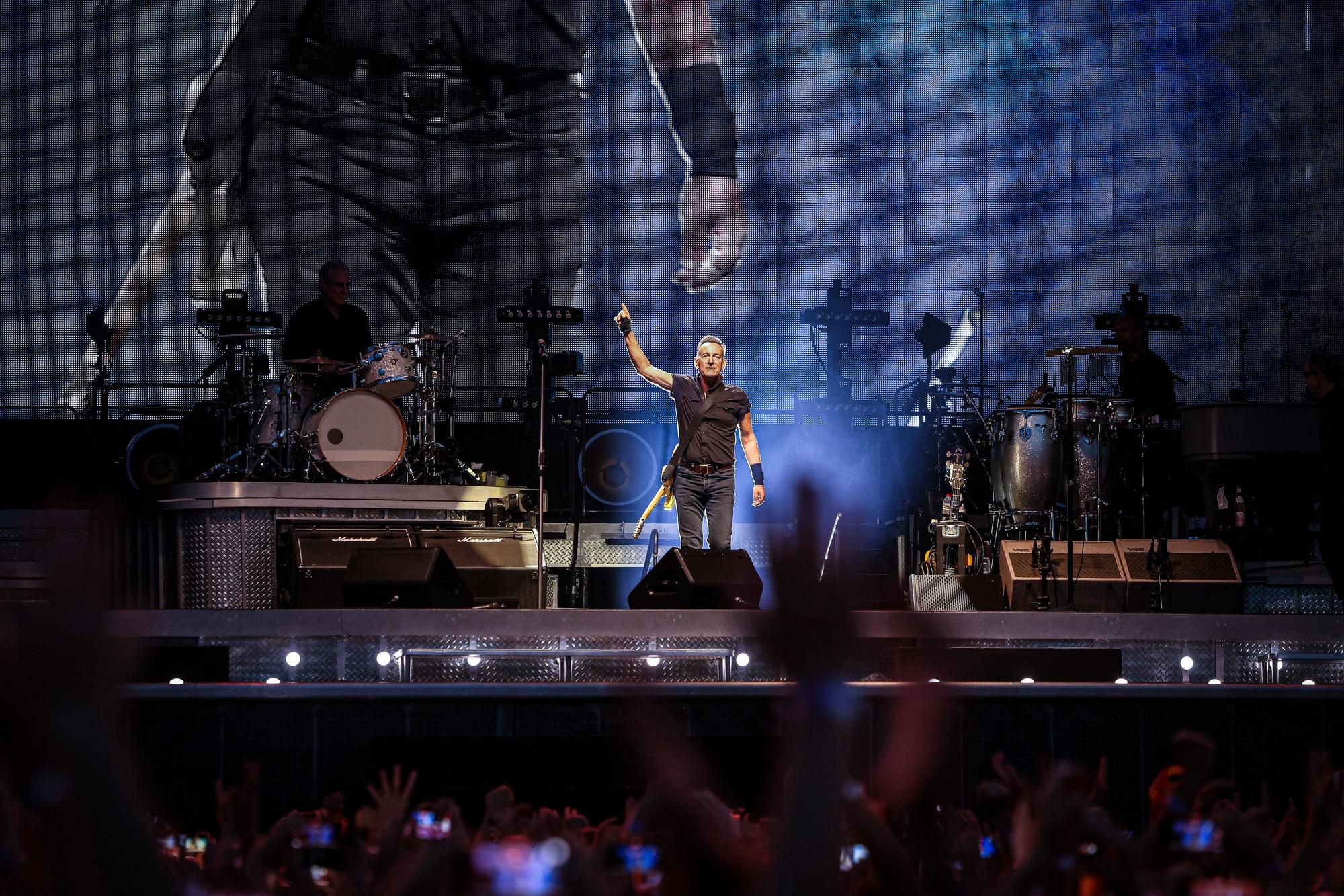 El cantant nord-americà Bruce Springsteen aixeca el dit durant el concert a l'Estadi Olímpic de Montjuic, a Barcelona