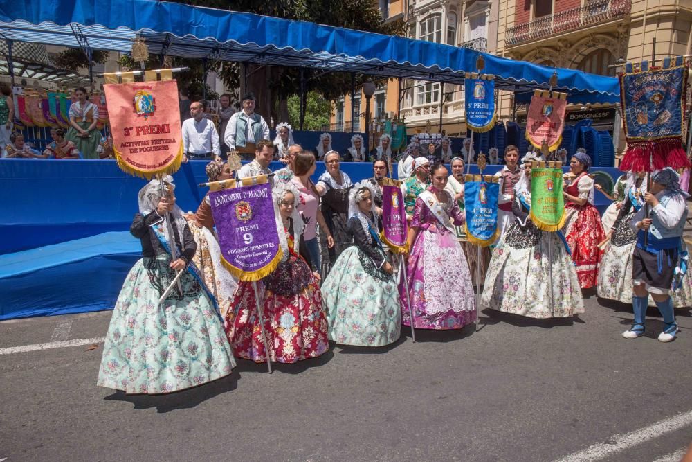 El Desfile de Entrega de Premios culmina con la entrega de más de 600 galardones a hogueras y barracas