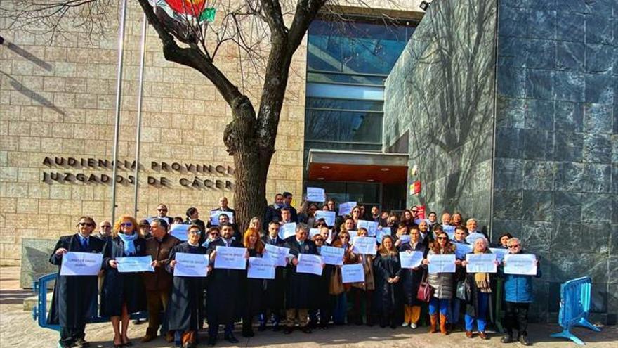 Los abogados llevan a la calle sus exigencias para el turno de oficio