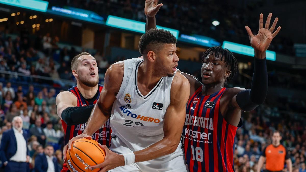 The Pivot Caboverdiano of Real Madrid, Edy Tavares (C), with the ball before the defenders of Baskonia during the match corresponding to the regular phase of the Endesa League that today play Domingo Baskonia and Real Madrid in the Fernando Buesa Arena Pavilion of Vitoria de Vitoria