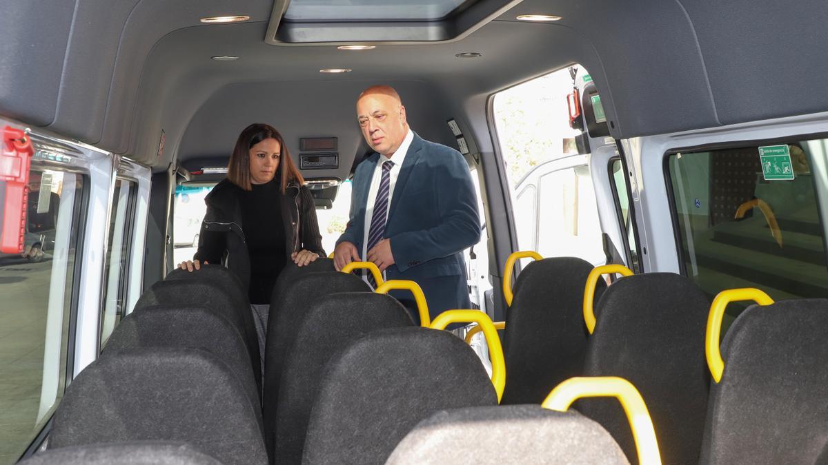 Silvia Mellado y Antonio Ruiz, en el nuevo microbús de Fuente Obejuna.