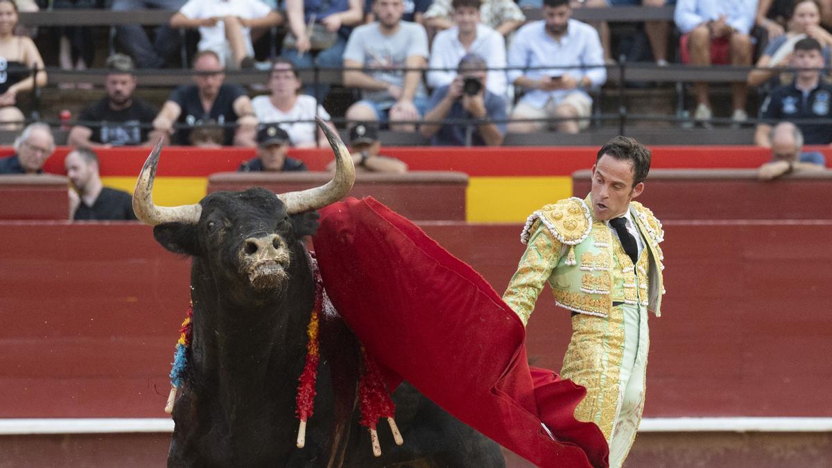 Paco Ramos inició la faena a &quot;Vivaracho&quot; con dos pases cambiados por la espalda