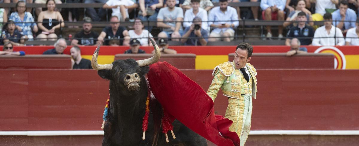 Paco Ramos inició la faena a &quot;Vivaracho&quot; con dos pases cambiados por la espalda