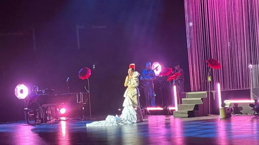 De la copla a dj: Laura Gallego arrasa en el Cartuja Center con ‘La Última Folclórica’