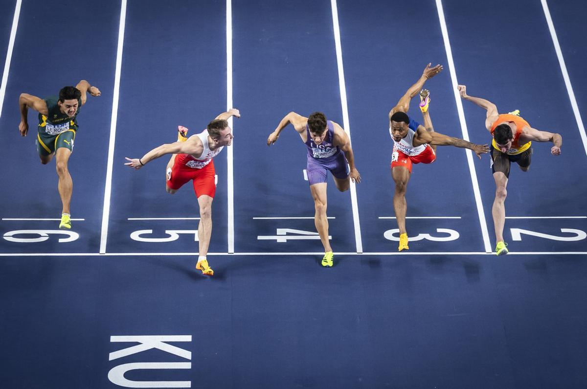 Llopis, a la derecha, se lanza en busca de la medalla. | EFE