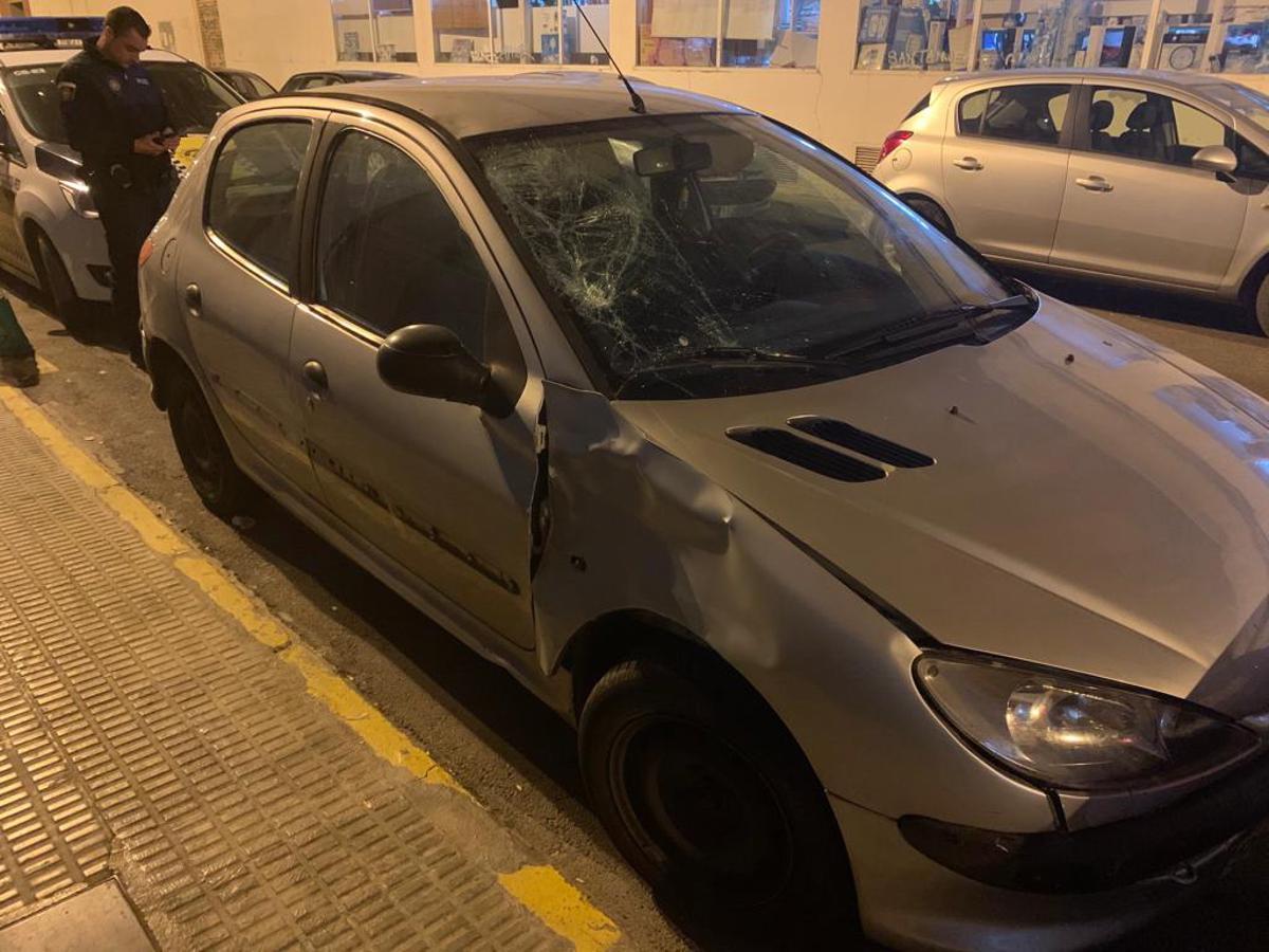 Estado en el que quedó la luna de un coche tras un atropello mortal en la Ronda Mijares.