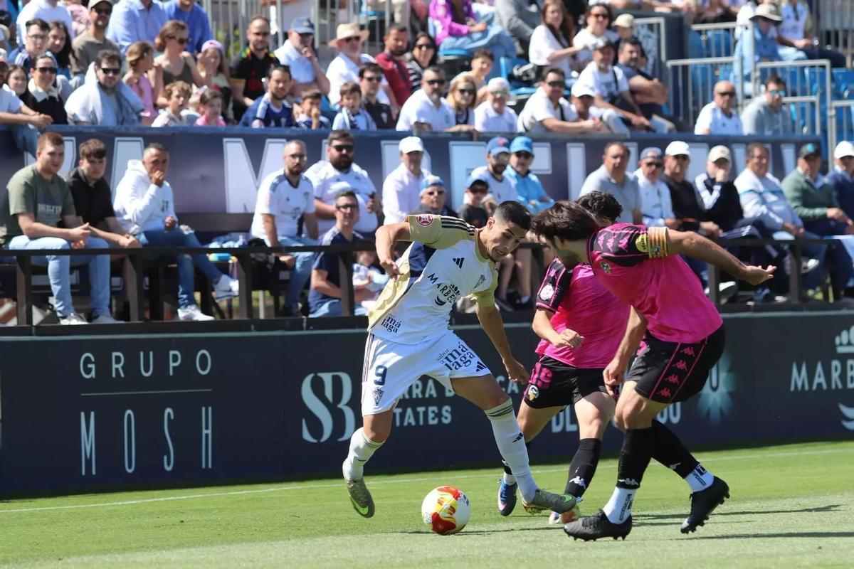 Víctor Sánchez protege el esférico durante el Marbella-Sabadell en la pasada temporada.