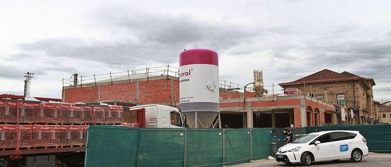 Silueta de la futura estación de buse que se ubicará en la intermodal del AVE. Al fondo, el edificio de estación Empalme.