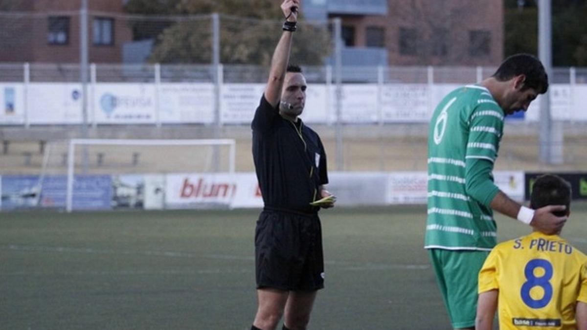 Sergio Prieto vio la tarjeta roja y dejó al Cornellà con un hombre más.
