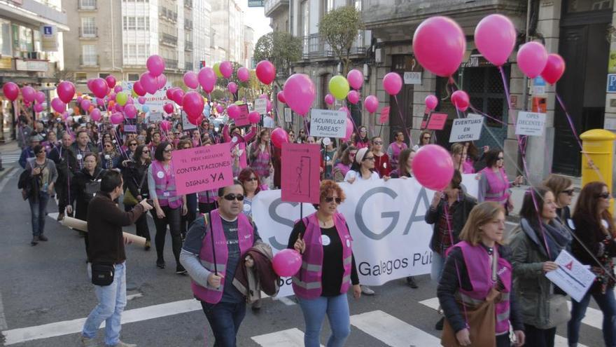 Un millar de trabajadores públicos reclaman en Santiago  el fin de la precariedad laboral en la administración