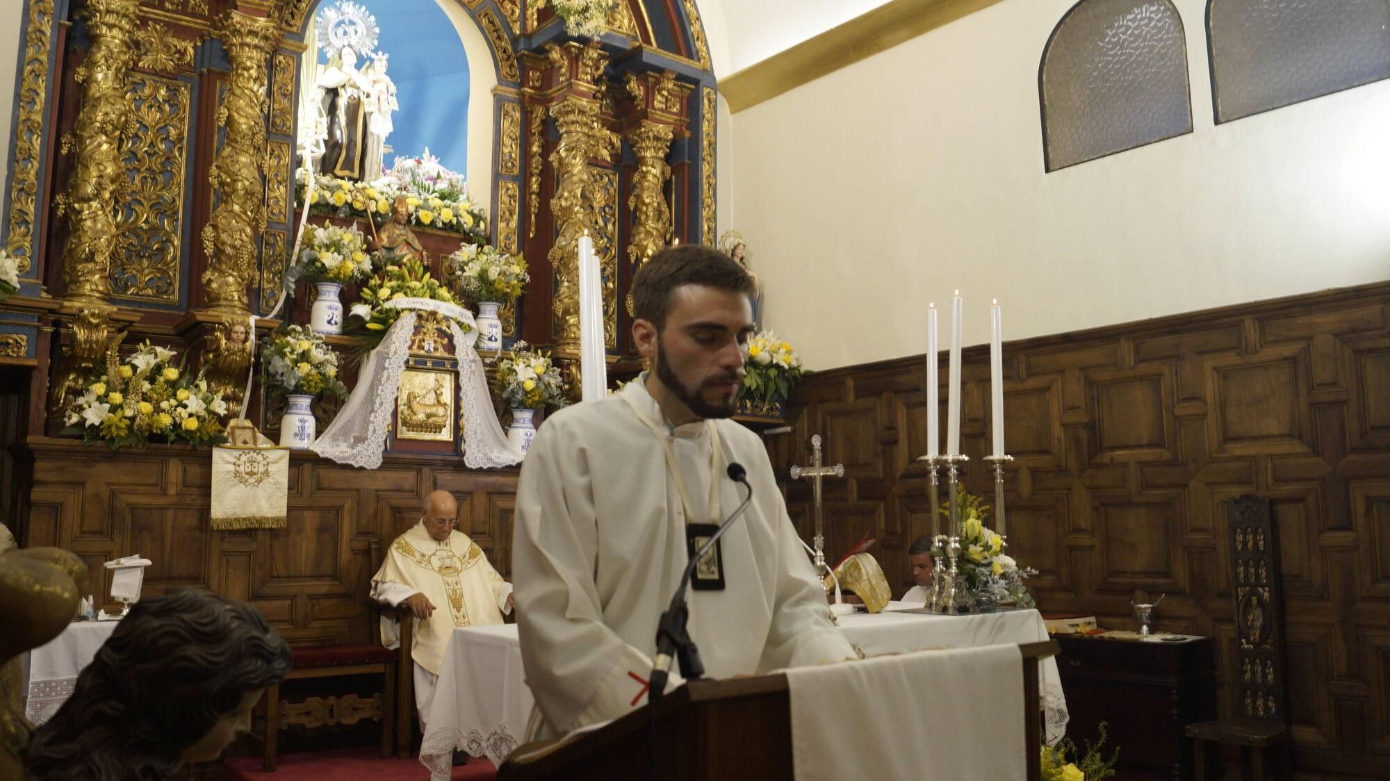 La Virgen del Carmen del Camino congrega a cientos de fieles en su ermita.
